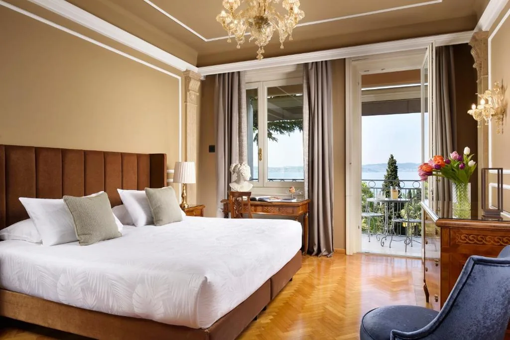 Deluxe Lake View with Balcony — Villa Cortine Palace Relais Chateaux
