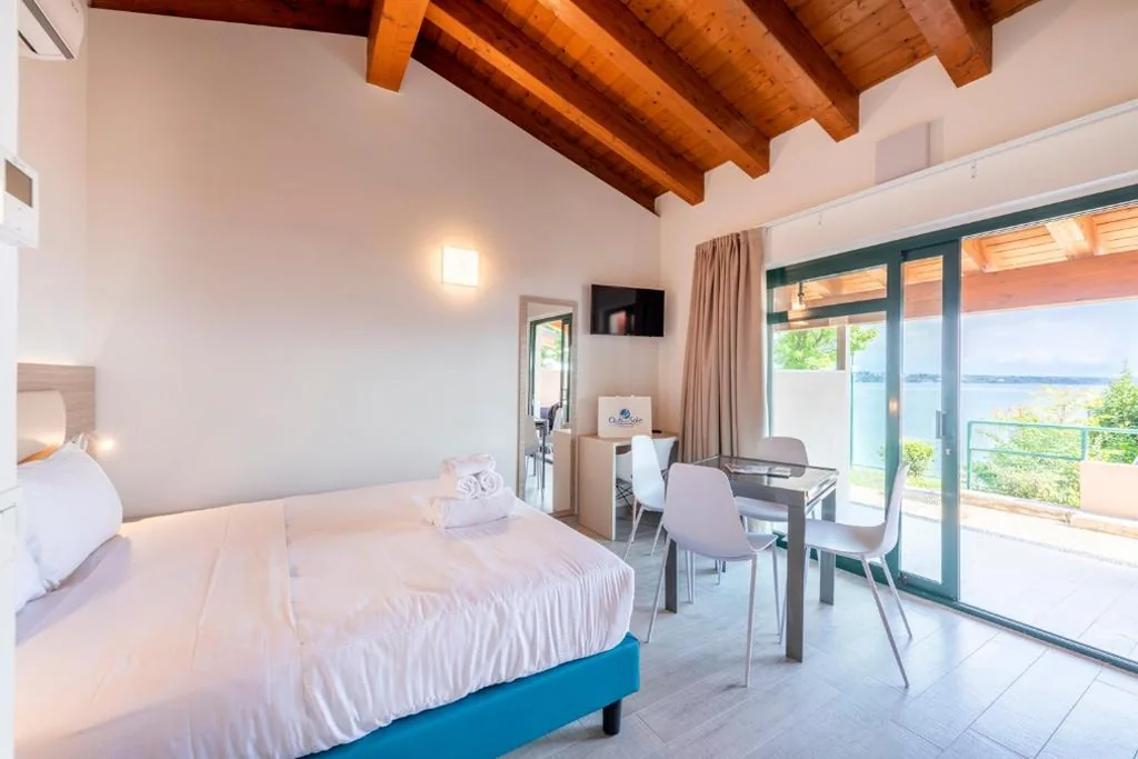 Deluxe One-Bedroom Apartment with Terrace and Lake View — Club del Sole Desenzano Boutique Resort