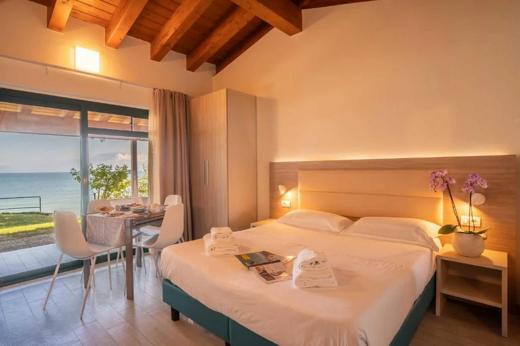 Deluxe Studio - Lakefront — Club del Sole Desenzano Boutique Resort