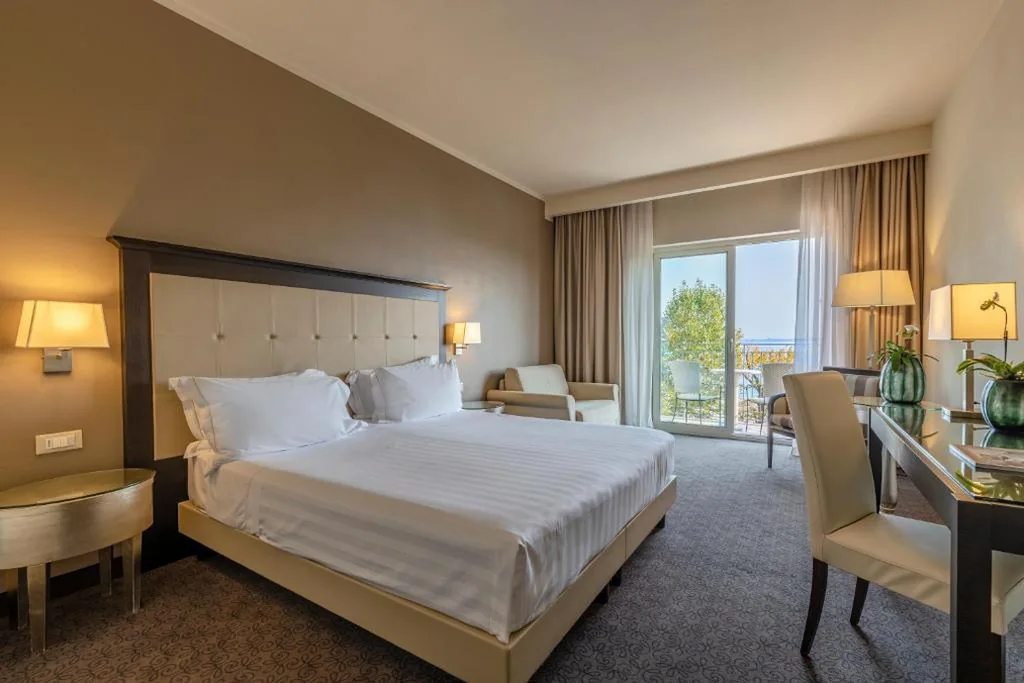 Junior Suite con Balcone e Vista Lago — Villa Rosa Hotel Desenzano