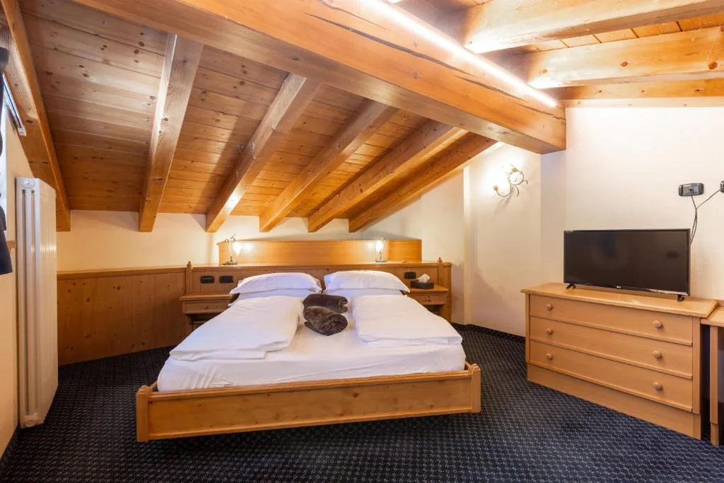 Junior Suite with Balcony — Hotel Flora
