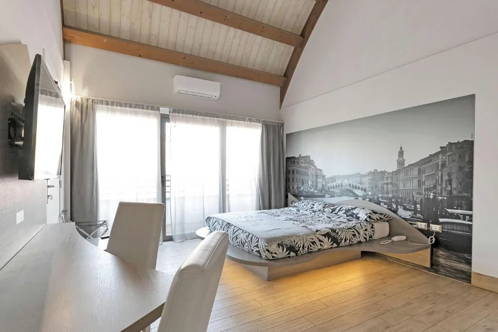 Junior Suite with Balcony — Suite A Tema
