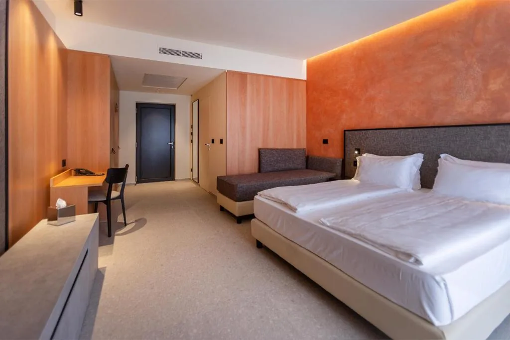 Junior Suite with Balcony, Panoramic Lake View and Hot Tub — LLAC Living Nature Hotel
