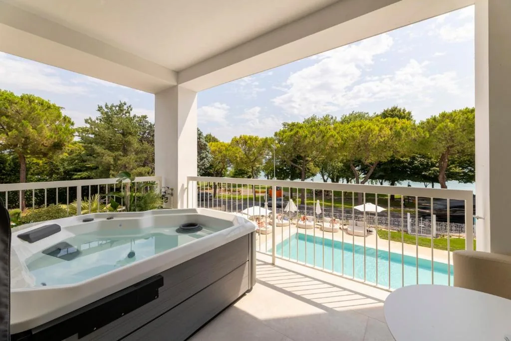 Junior Suite con Piscina Privata — Hi Hotels Sirmione – Lakeview Pool