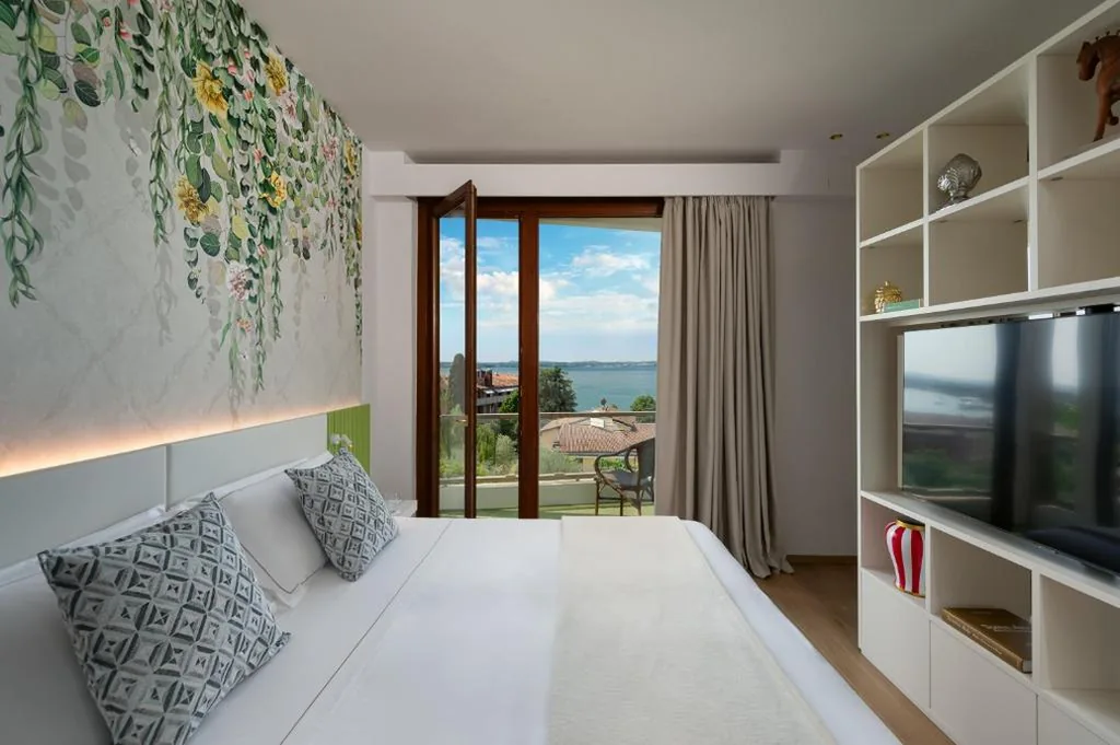 Junior Suite con Terrazza e Vista Lago — Olivi Hotel & Natural Spa