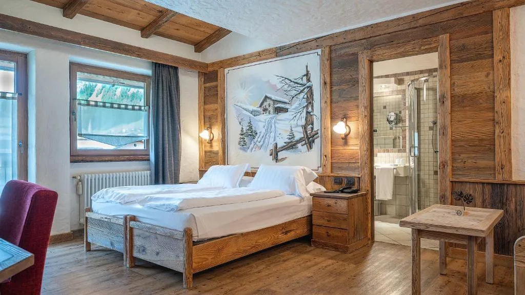 Junior Suite with Hot Tub — Hotel Crosal