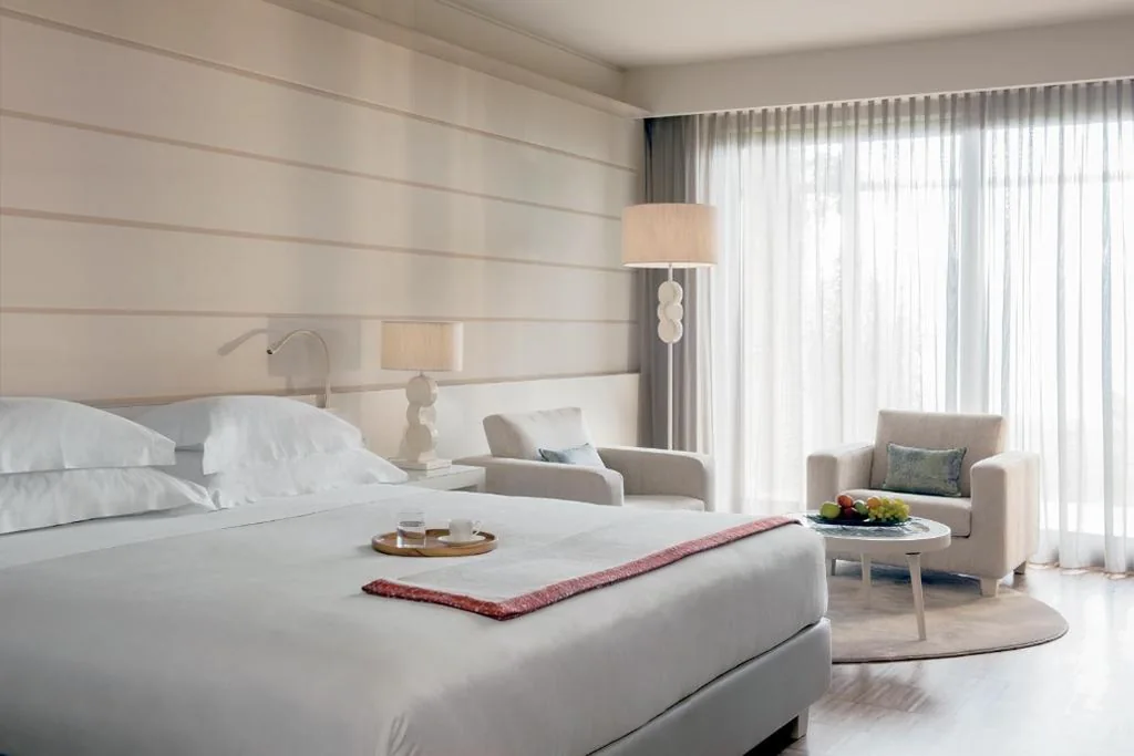 Junior Suite con Vista Lago e Terrazza — Lefay Resort & Spa Lago Di Garda