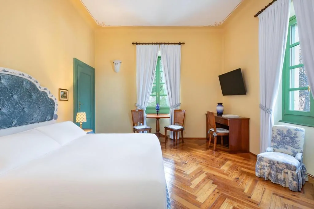 Junior Suite with Partial Lake View - Villa — Boutique Hotel Villa Sostaga