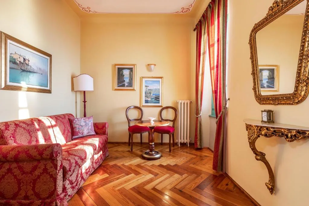 Junior Suite with Lake View - Villa — Boutique Hotel Villa Sostaga