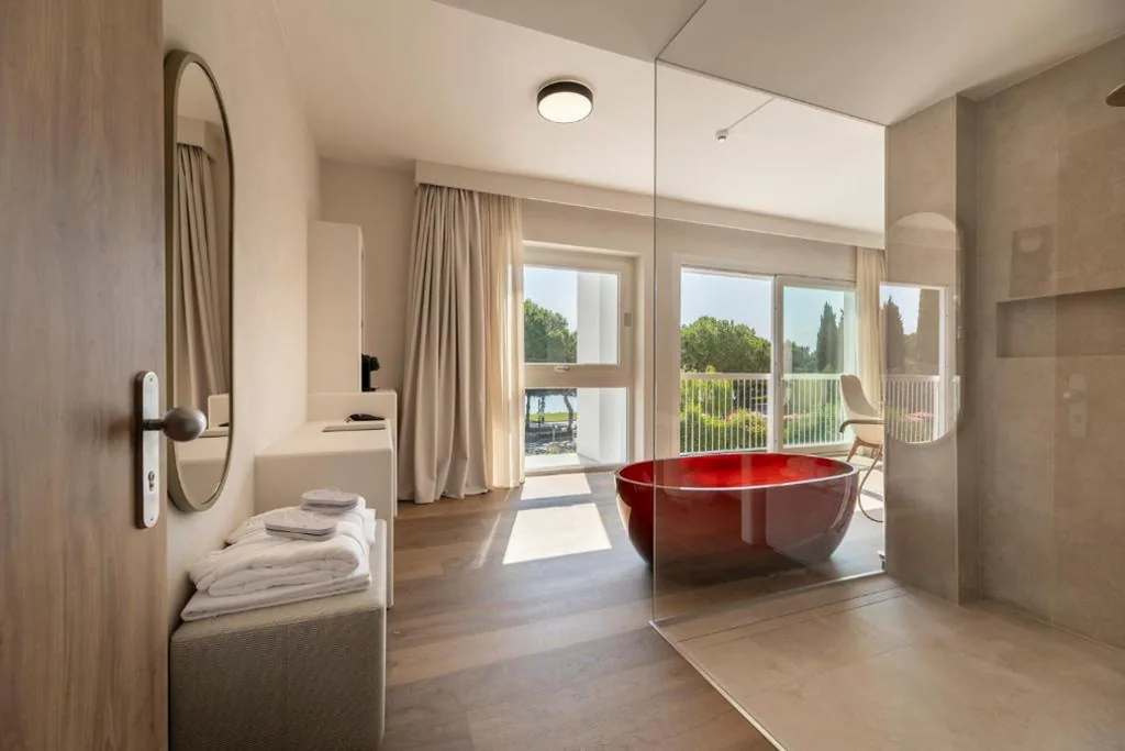 Junior Suite Deluxe — Hi Hotels Sirmione – Lakeview Pool