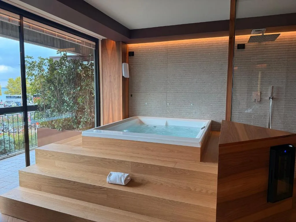 Junior Suite with Jacuzzi, Terrace and Partial Lake View — Alevic Hotel Sirmione