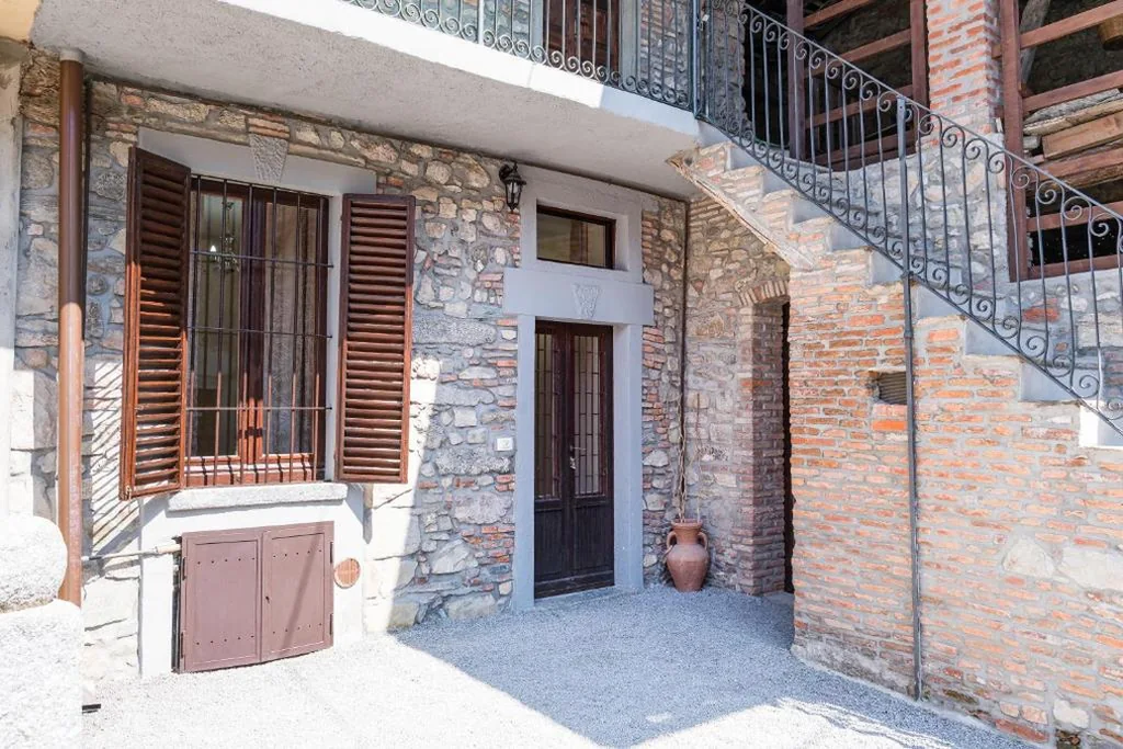 La Corte Rooms and Home Restaurant – free parking – 10 minutes to the lake and centre