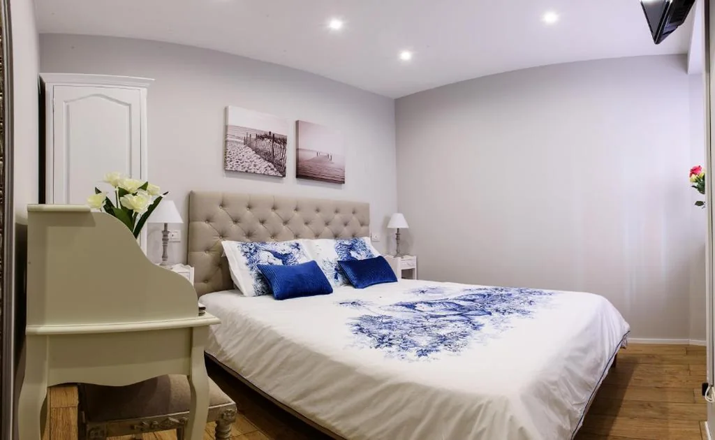Lora Center Room, near the lake with air conditioner