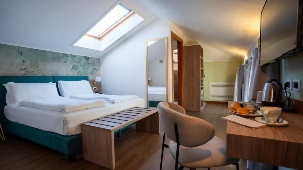 Attic Double Room with Partial Lake View — Gardone Palace Hotel