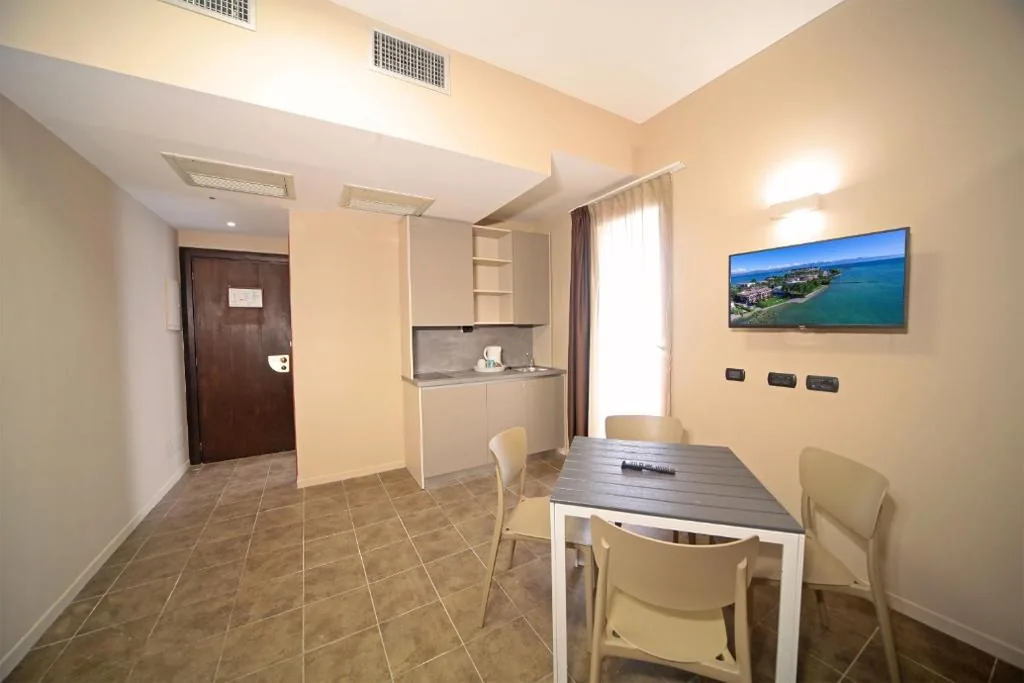 Monolocale con Vista Lago Parziale — Hotel Smeraldo