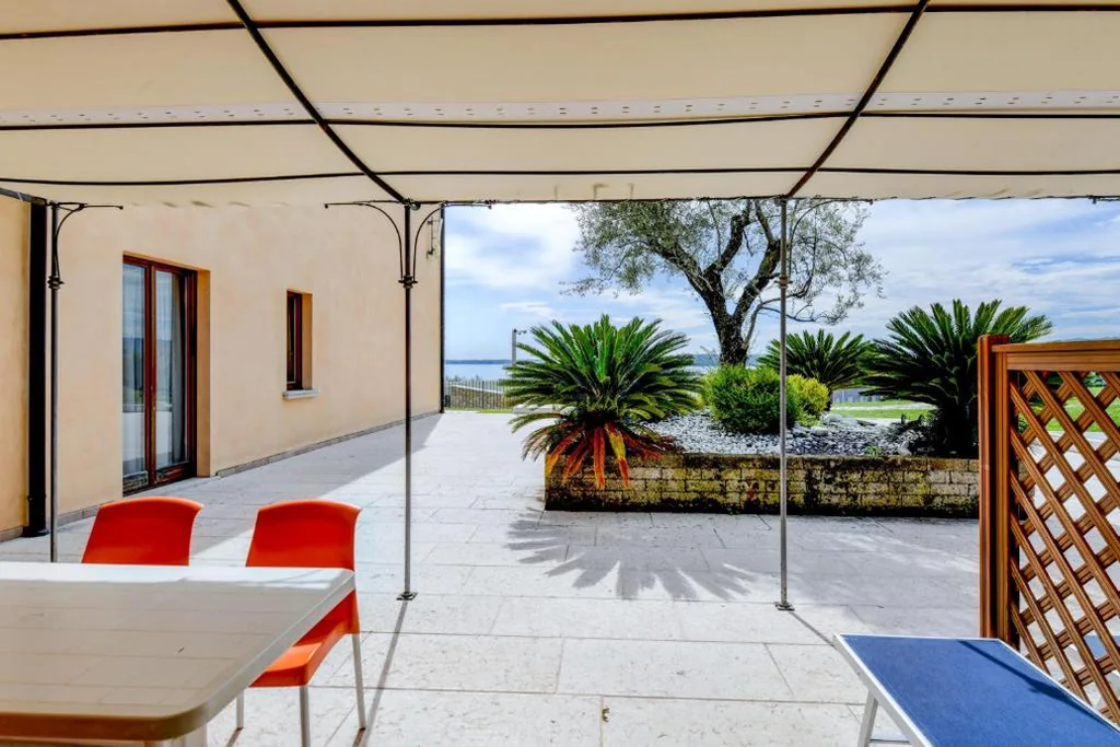 Piccolo Appartamento Standard con 2 Camere da Letto e Vista Lago — Relais Rosa Dei Venti -Ciao Vacanze-