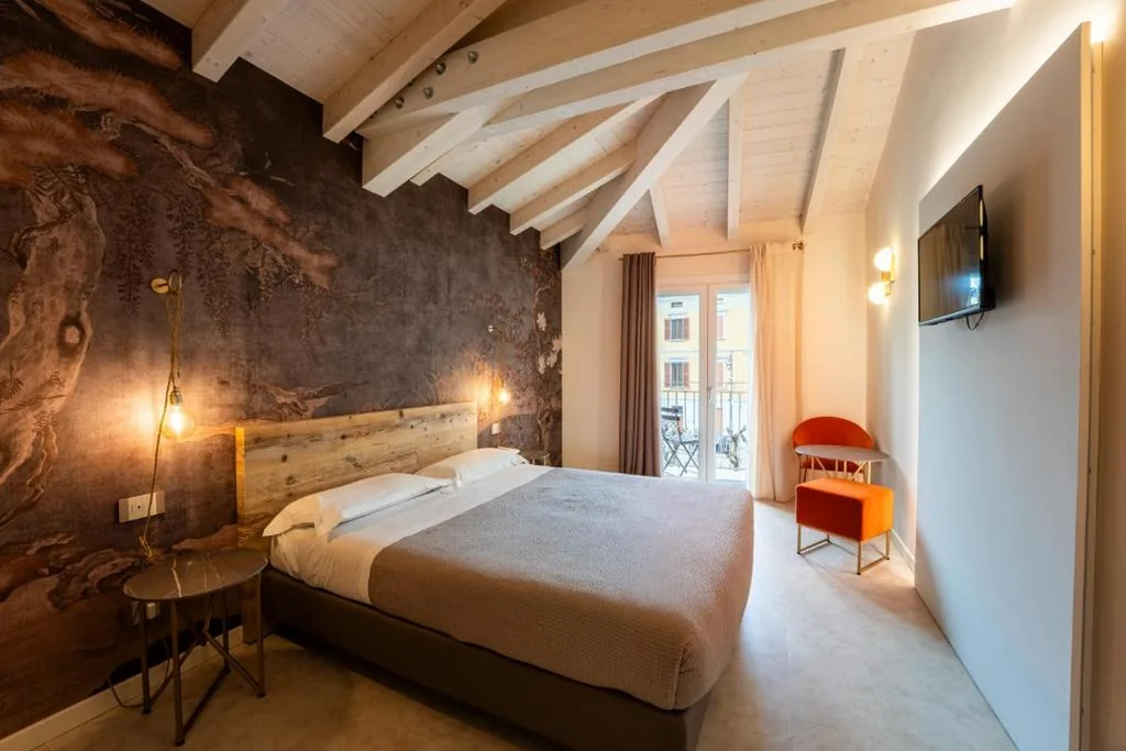 Premium Double or Twin Room with Partial Lake View and Balcony — Hotel Vittorio