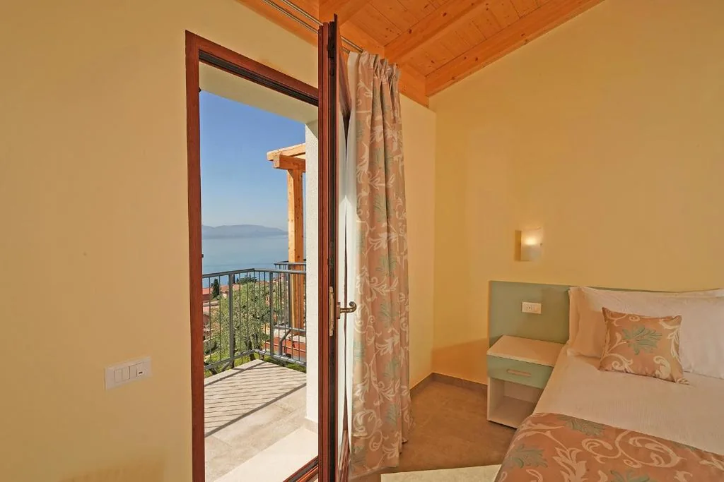 Residence Dany appartamenti con cucina vista lago piscina e parcheggio
