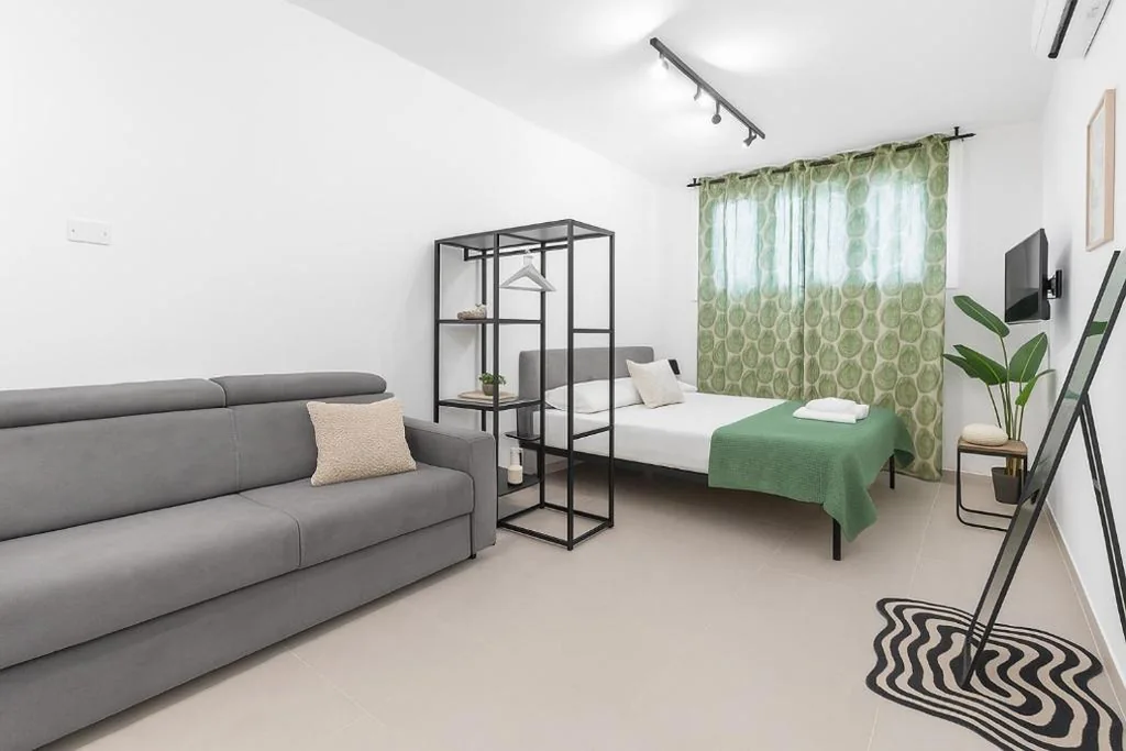 Room 12 MILANO -Near Train Station -15 min Rho Fiera-Duomo-Malpensa