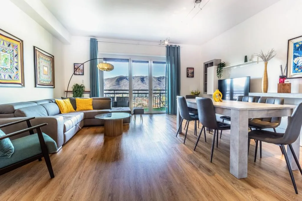 Silk & Sunset – City and Lake View with parking