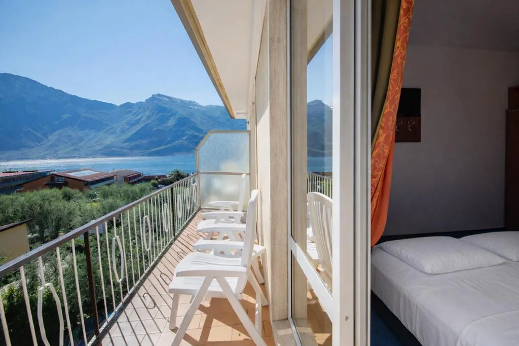 Standard Double or Twin Room with Balcony and side Lake view — Hotel Garden Limone