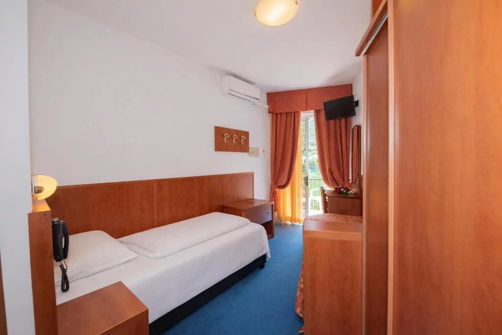 Standard Single Room with balcony and side Lake view — Hotel Garden Limone