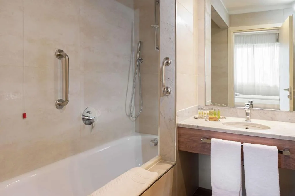 Suite con 1 Camera da Letto e 2 Letti Matrimoniali — DoubleTree by Hilton Brescia