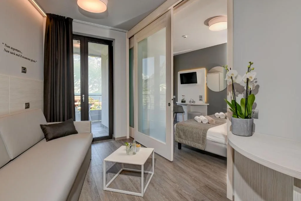 Suite con Balcone e Vista Lago Parziale — Hotel La Fiorita