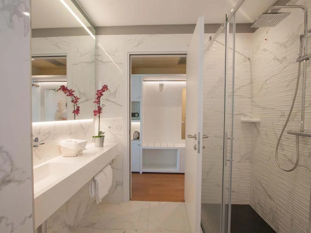 Suite with Terrace and Lake View — Borgo Le Terrazze