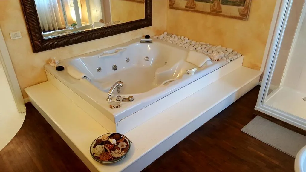 Suite con Vasca Idromassaggio — B&B Villa Fiorini