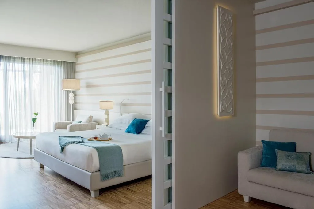 Suite con Vasca Idromassaggio e Vista Lago — Lefay Resort & Spa Lago Di Garda