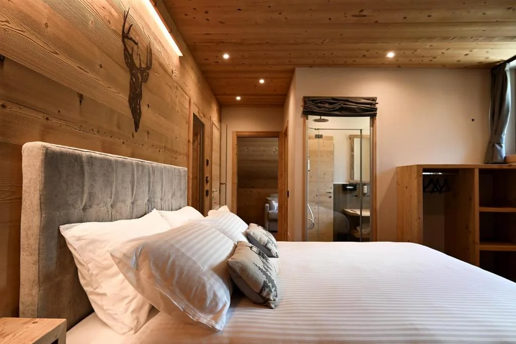 Suite with Hot Tub — Grey Castle garnì&suite