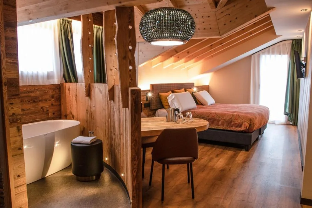 Suite with Whirlpool Tub — Hotel Concordia