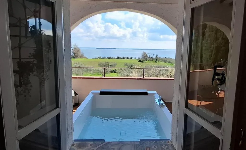 Suite con Vasca Idromassaggio — La Kascina Suite & Rooms