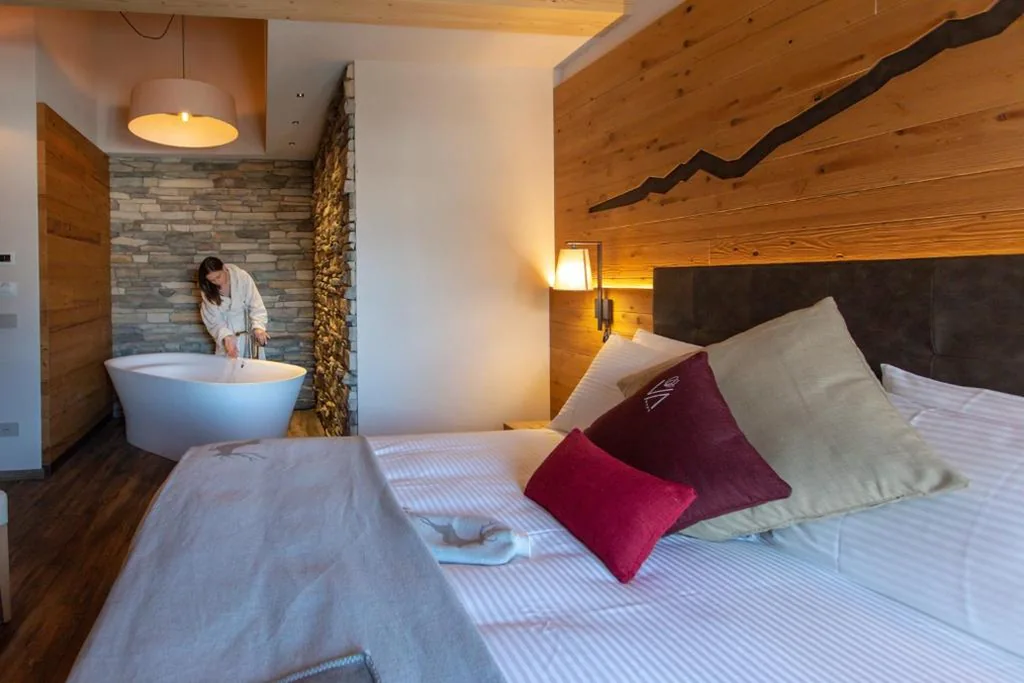 Suite with Whirlpool Tub — Mont Chalet Nevada – Hotel & Spa