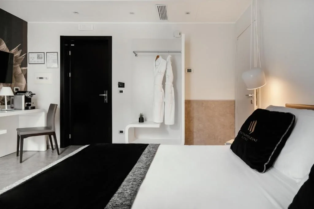Suite with Whirlpool Tub — Montenapoleone Suites