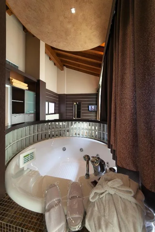Suite with Lake View and Whirlpool Bath — Hotel Aurora