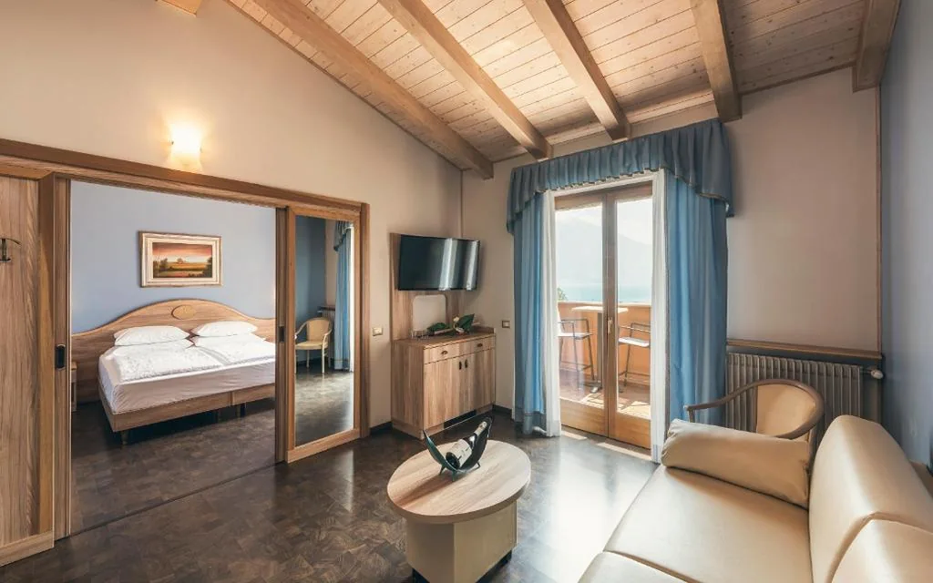 Suite with Lake View — Hotel Caravel