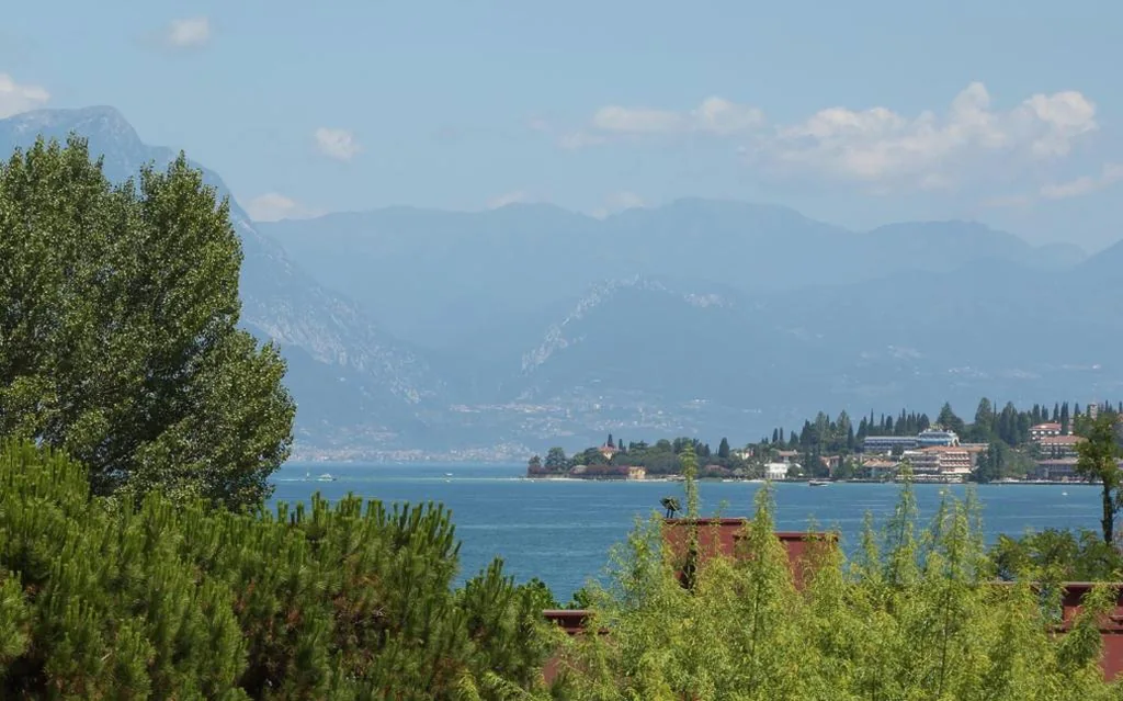 Suite with Lake View — Hotel Holiday