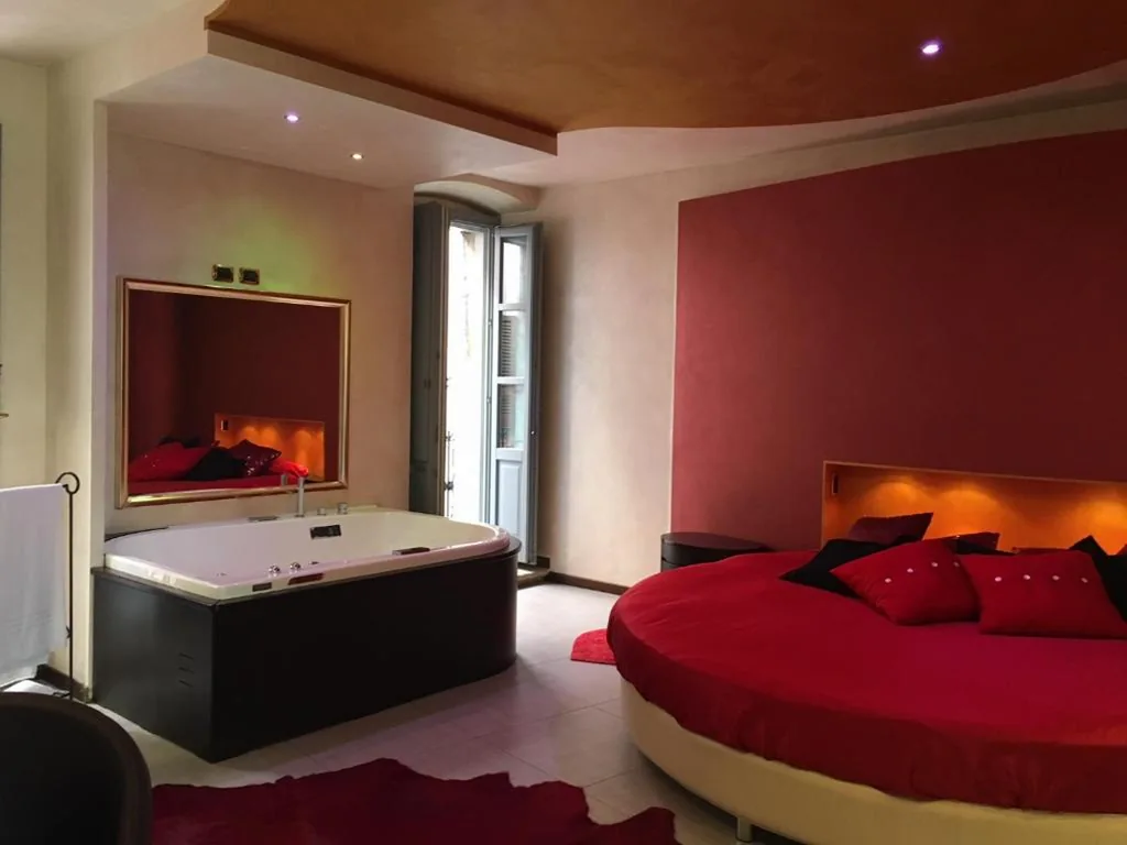 Suite Deluxe con Vasca Idromassaggio — Alessi Hotel Trattoria