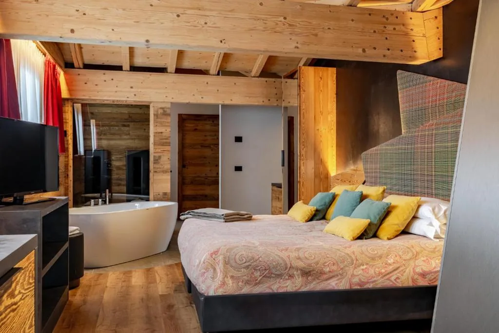 Deluxe Suite with Whirlpool Tub — Hotel Concordia