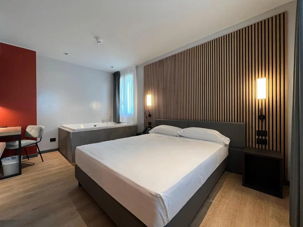 Suite Deluxe con Vasca Idromassaggio — Hotel Leonessa