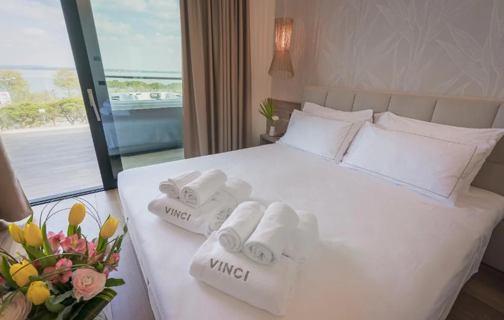 Suite Deluxe with Hot Tub — Hotel Vinci