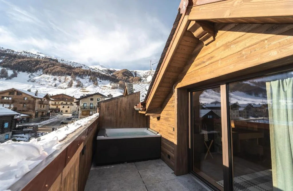 Deluxe Suite with Whirlpool Tub — Mont Chalet Nevada – Hotel & Spa