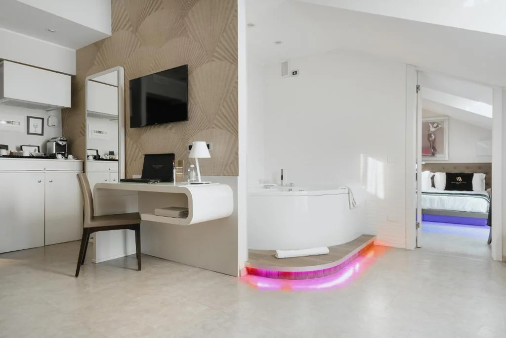 Deluxe Suite with Whirlpool Tub — Montenapoleone Suites