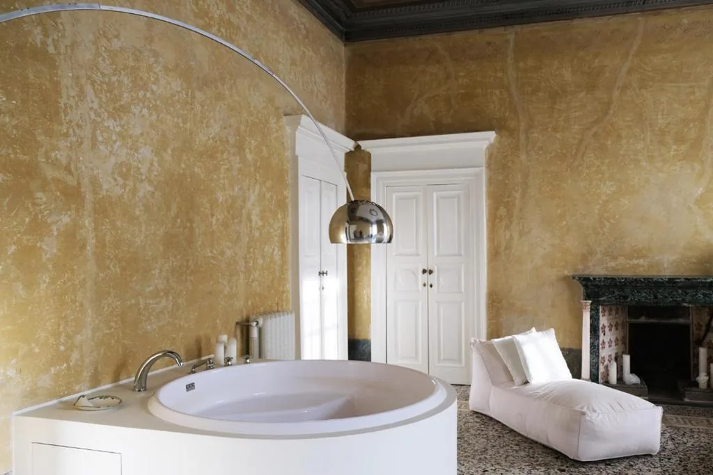 Deluxe Suite with Hot Tub — Palazzo Albricci Peregrini