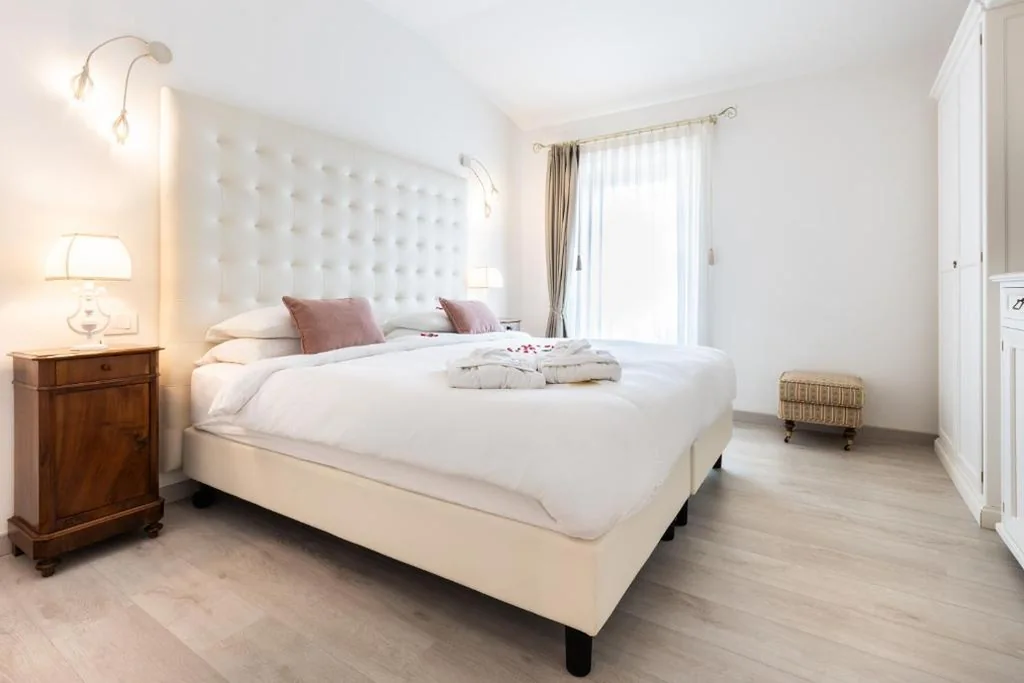 Suite Deluxe con Vista Lago Parziale - Dependance — Hotel Villa Florida & Suite Apartments
