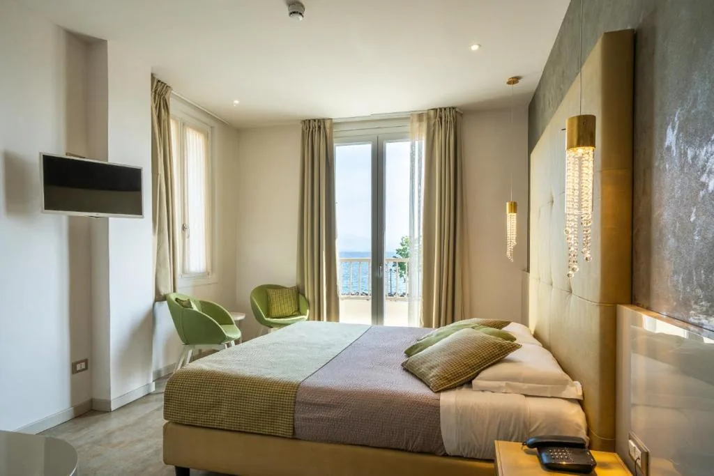 Gold Suite with Balcony and Lake View — Hotel Vittorio