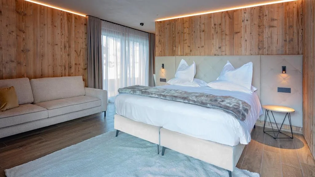 Junior Suite with Mountain View — Paradise Lodge