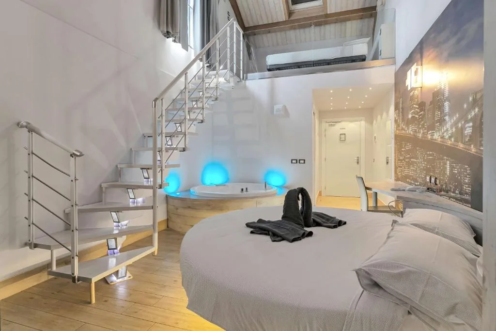 Suite King with Balcony — Suite A Tema